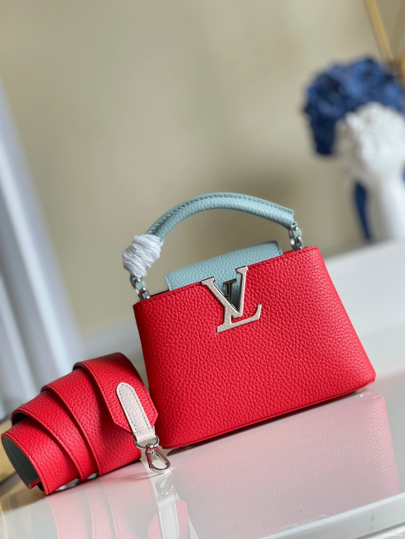 First bag ru MINI CAPUCINES VUITTON LOUIS 0805